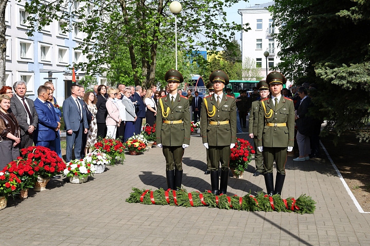Память жива: торжественная церемония возложения цветов к Мемориальному знаку воинам-связистам