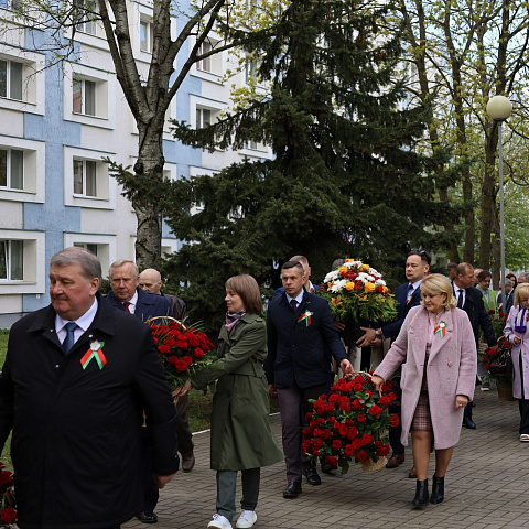 Торжественное возложение цветов к Мемориальному знаку воинам-связистам