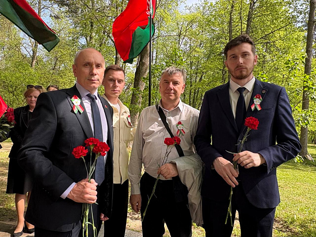 Торжественное возложение цветов состоялось у братской могилы в Лошицком усадебно-парковом комплексе